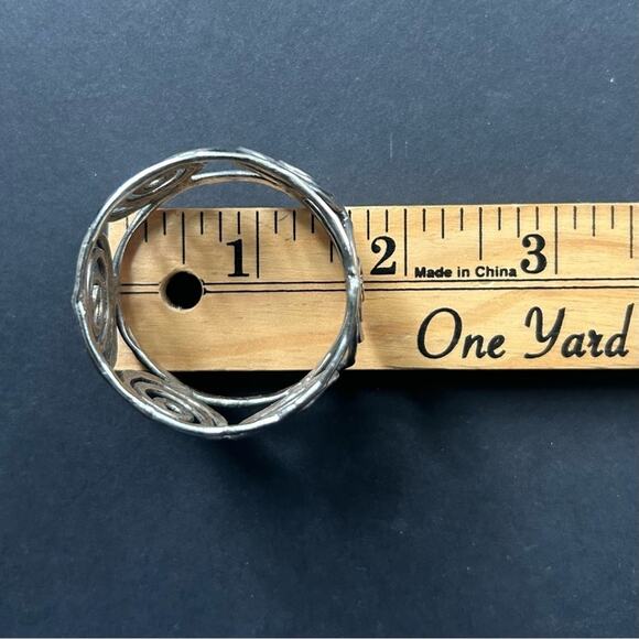 Hammered 90s Style Silver Toned Swirl Napkin Rings, Set of 8 - Picture 11 of 12